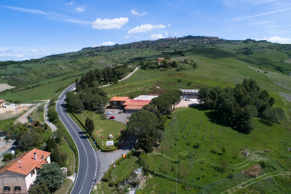 veduta aerea dell'azienda, Volterra sullo sfondo